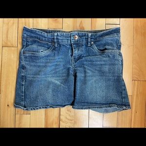 Levi’s denim midi short with embroidery. Size 7